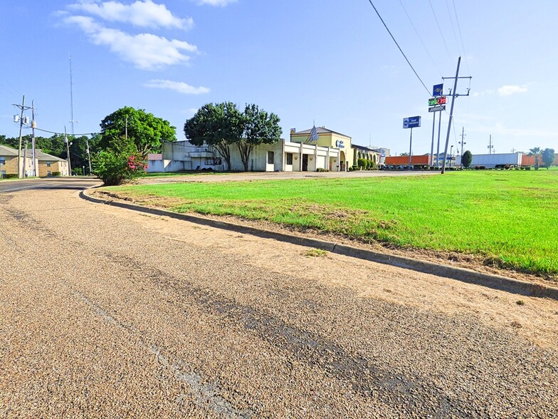 108 E Burton Rd, Mount Pleasant, TX for sale - Building Photo - Image 2 of 13