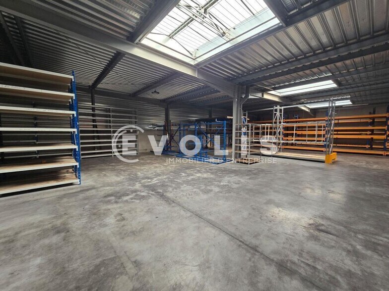 Flex in Chilly Mazarin for lease - Building Photo - Image 2 of 15