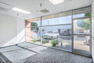 600 S Grand Ave, Santa Ana, CA à louer Hall d’entrée- Image 2 de 2