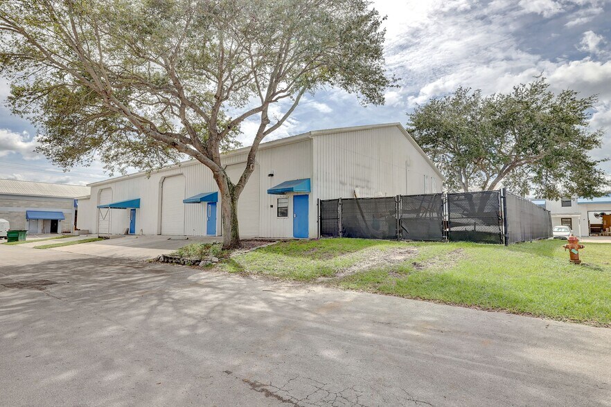 3359 SW 42nd Ave, Palm City, FL à vendre - Photo du bâtiment - Image 2 de 10