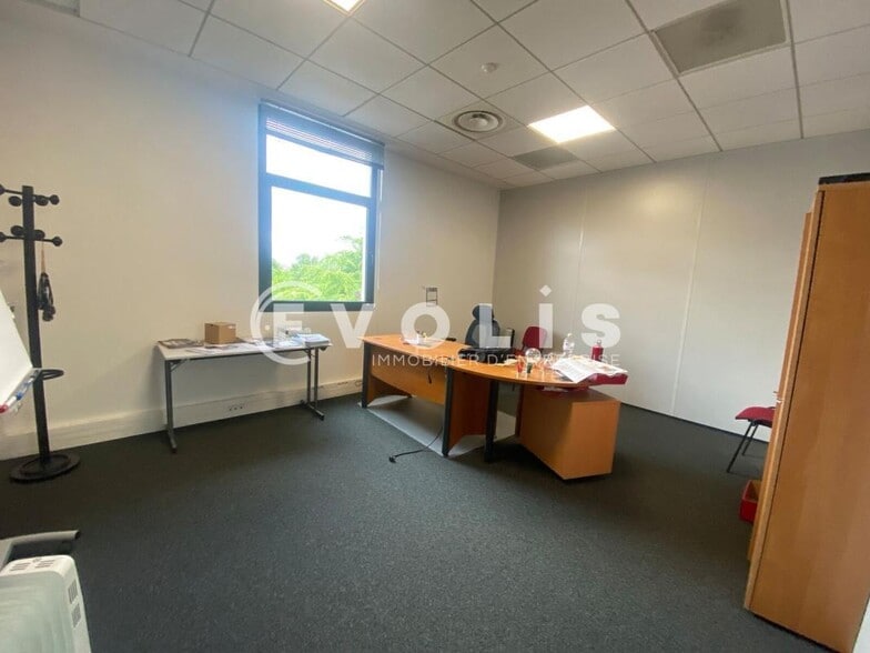 Office in Créteil for lease - Interior Photo - Image 3 of 17