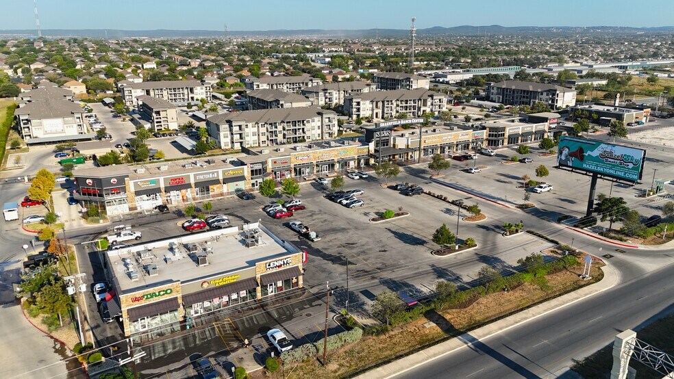 7915 W Loop 1604 N, San Antonio, TX à louer - Photo du bâtiment - Image 3 de 9