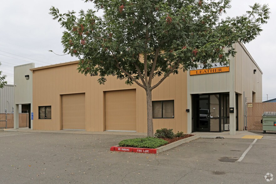 8626 Elder Creek Rd, Sacramento, CA à louer - Photo du bâtiment - Image 2 de 2