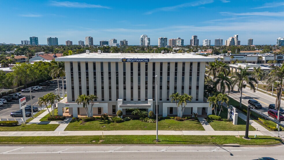 4099 Tamiami Trl N, Naples, FL à louer - Photo du bâtiment - Image 2 de 6