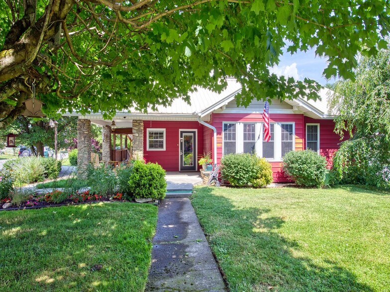 24 Belle Meade Dr, Waynesville, NC à vendre - Photo principale - Image 1 de 32