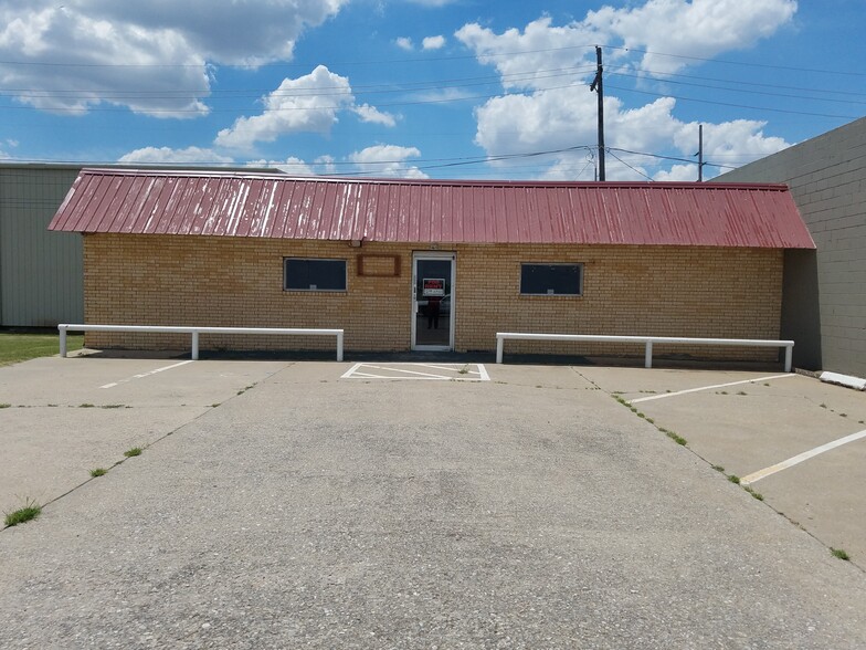 2124 SW Lee Blvd, Lawton, OK for sale - Building Photo - Image 3 of 5