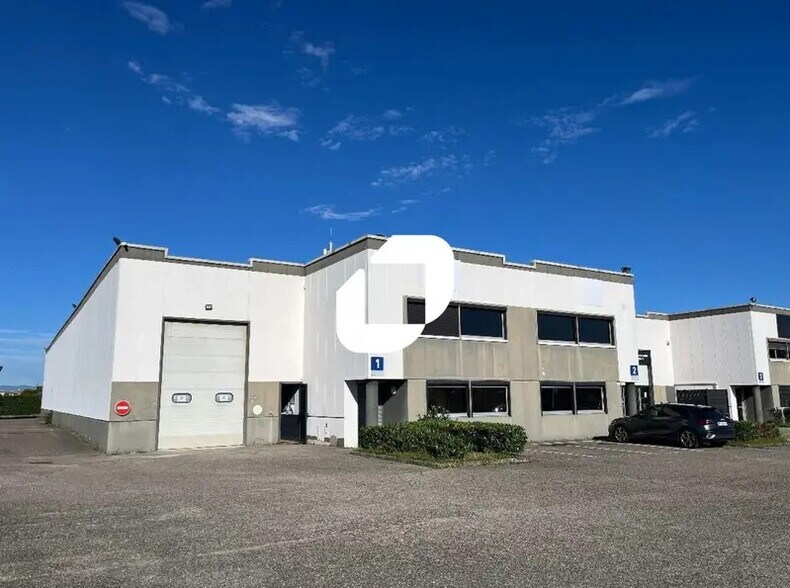 Bureau dans Décines-Charpieu à louer - Photo du bâtiment - Image 3 de 37