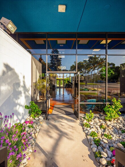 980 Huntington Dr, San Marino, CA à louer - Photo du bâtiment - Image 2 de 9