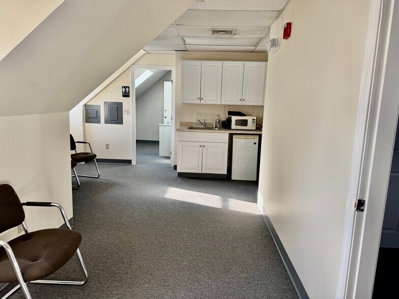 567-575 E Main Rd, Middletown, RI à louer - Photo du bâtiment - Image 3 de 15