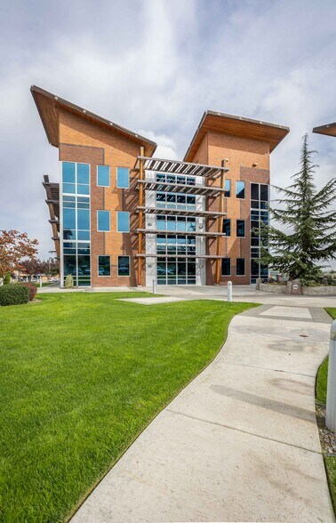 8905 W Gage Blvd, Kennewick, WA à louer - Photo du bâtiment - Image 2 de 3