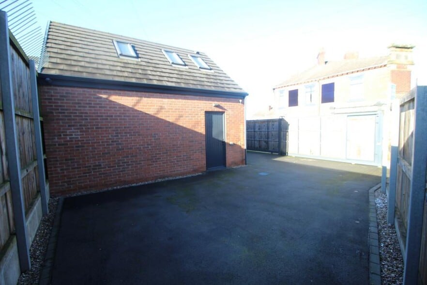 7 Market Pl, Normanton for sale - Building Photo - Image 3 of 6