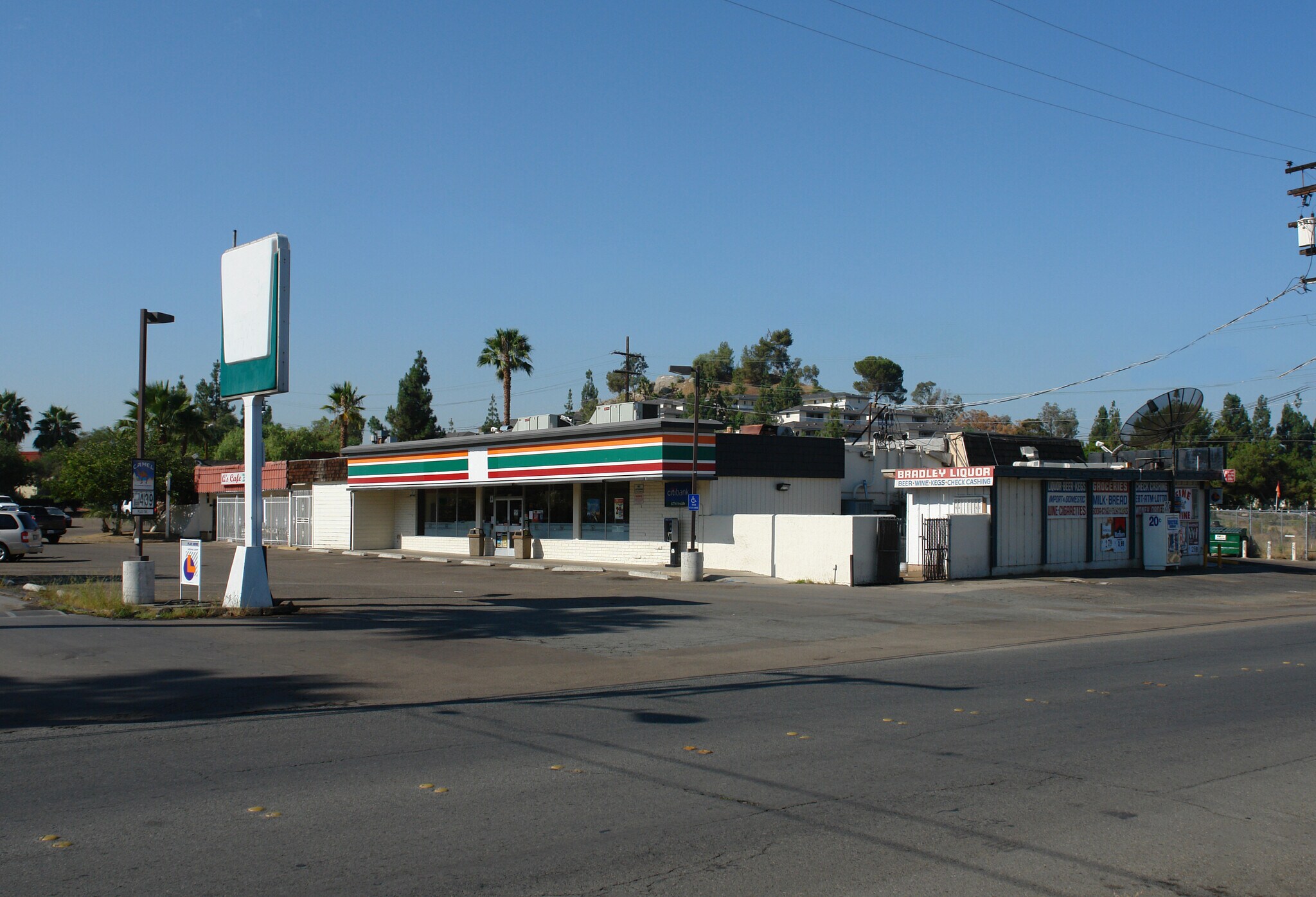 703-735 E Bradley Ave, El Cajon, CA à louer Photo du bâtiment- Image 1 de 2