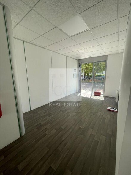 Office in Coublevie for lease - Interior Photo - Image 2 of 9