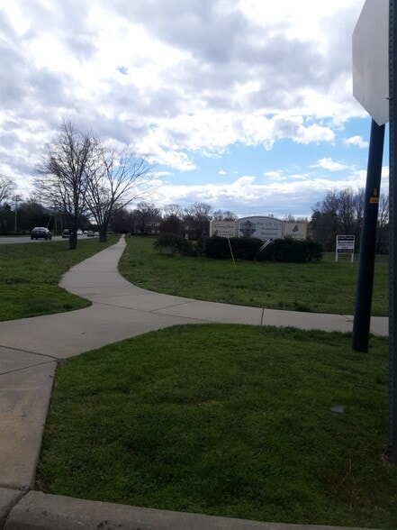 W Catawba Ave, Cornelius, NC à vendre - Photo du bâtiment - Image 3 de 10