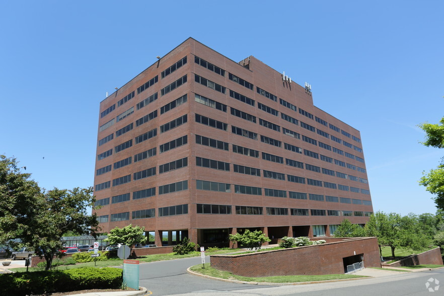 2 Executive Dr, Fort Lee, NJ for sale - Primary Photo - Image 1 of 1