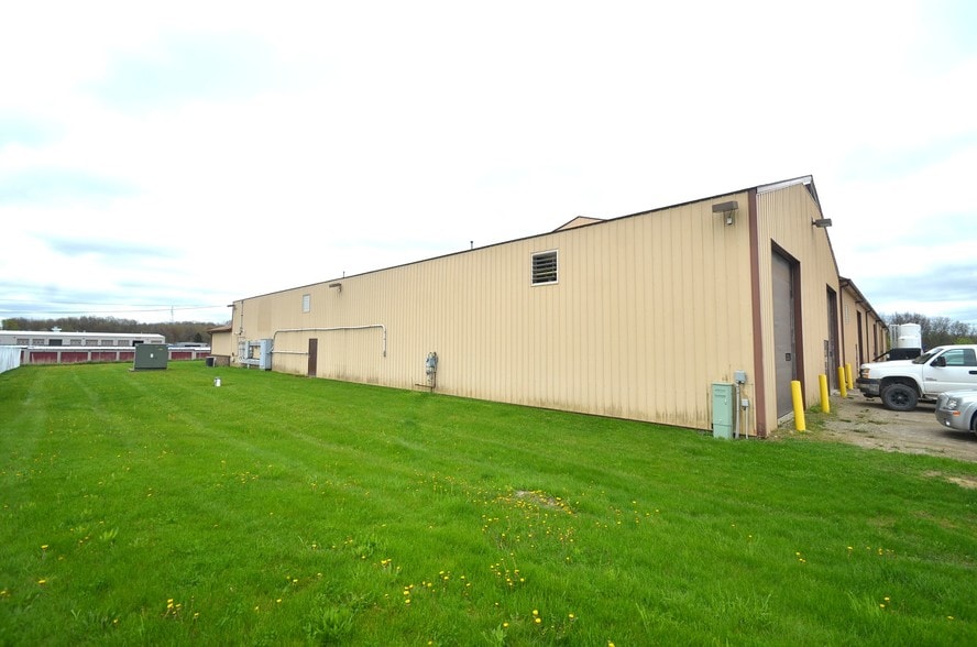 5684 E Highland Rd, Howell, MI for lease - Primary Photo - Image 1 of 23