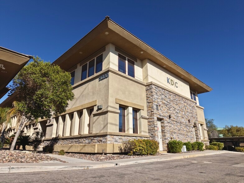5230 W Patrick Ln, Las Vegas, NV à louer - Photo du bâtiment - Image 2 de 18