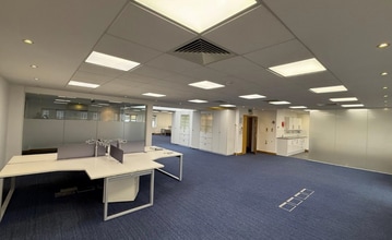 The Broadway, Farnham Common à louer Photo intérieure- Image 1 de 3