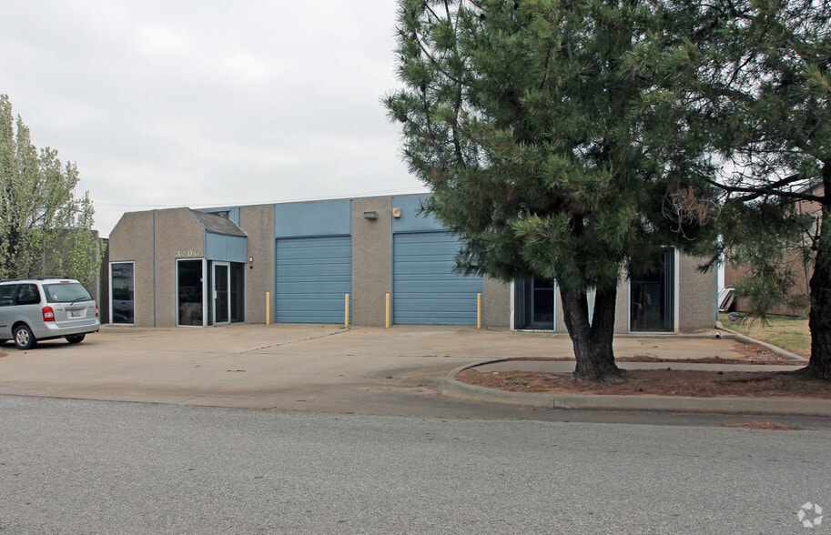 3200-3202 Teakwood Ave, Edmond, OK for sale - Primary Photo - Image 1 of 4