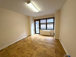 333-335 E 49th St, New York, NY à louer Photo intérieure- Image 2 de 7