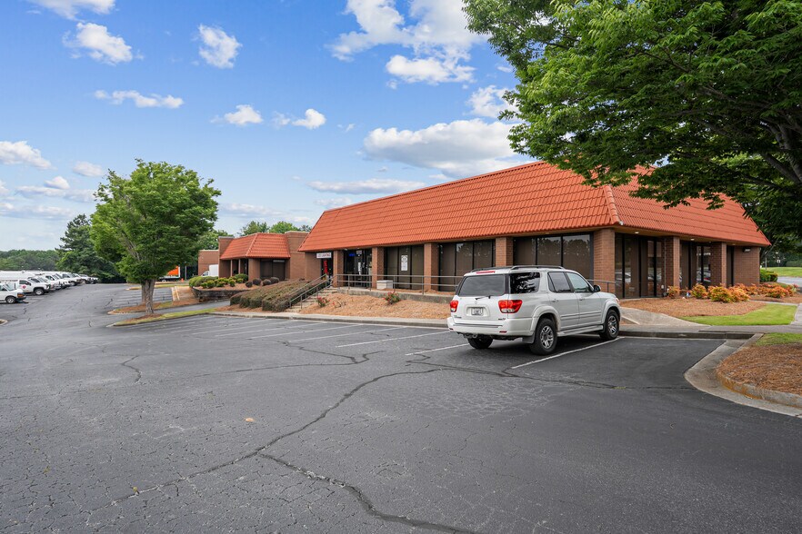 4896 N Royal Atlanta Dr, Tucker, GA à louer - Photo du bâtiment - Image 3 de 8