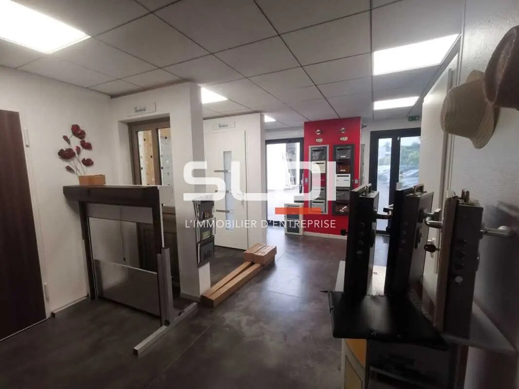 Retail in Saint-Laurent-de-Mure for lease Interior Photo- Image 1 of 13