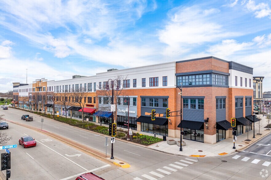 500 W Silver Spring Dr, Glendale, WI à louer - Photo du bâtiment - Image 2 de 16