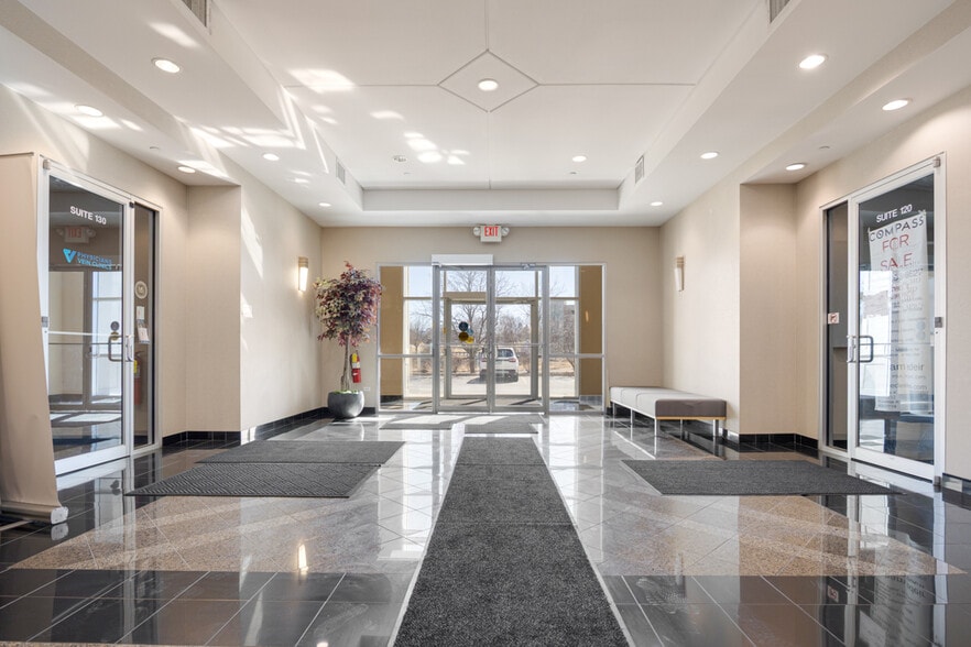 1256 Waterford Dr, Aurora, IL à vendre - Photo du bâtiment - Image 2 de 14