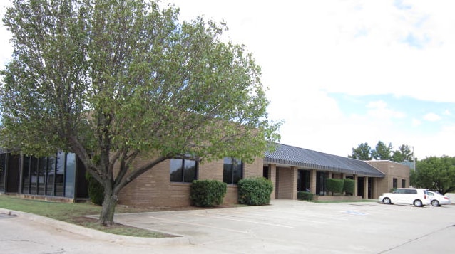 11102 N Stratford Dr, Oklahoma City, OK à louer Photo du bâtiment- Image 1 de 28