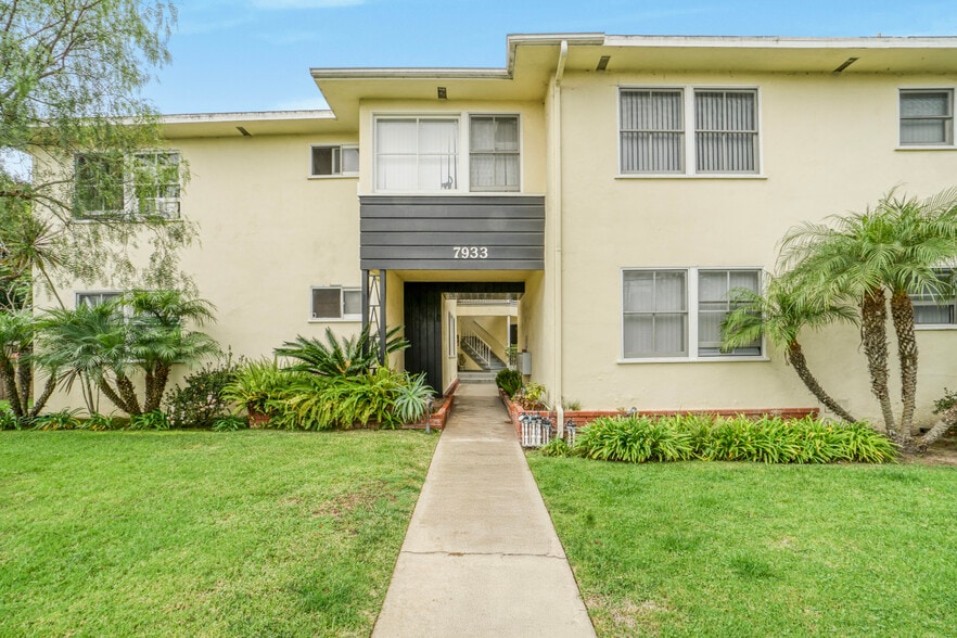 7933 Alverstone Ave, Los Angeles, CA à vendre - Photo du bâtiment - Image 1 de 10