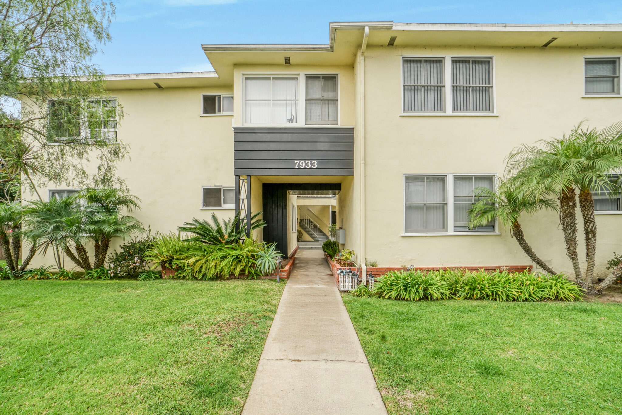 7933 Alverstone Ave, Los Angeles, CA à vendre Photo du bâtiment- Image 1 de 11
