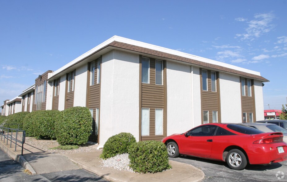 804 W Curtis Dr, Midwest City, OK à vendre - Photo du bâtiment - Image 2 de 4
