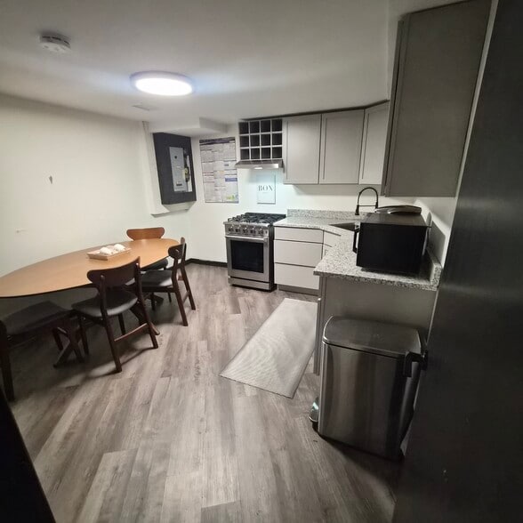 32300 Grand River Ave, Farmington, MI à louer - Photo intérieure - Image 3 de 9