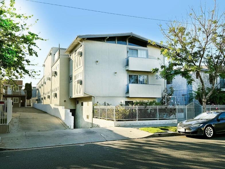 231 W Tujunga Ave, Burbank, CA à vendre - Photo du bâtiment - Image 2 de 5