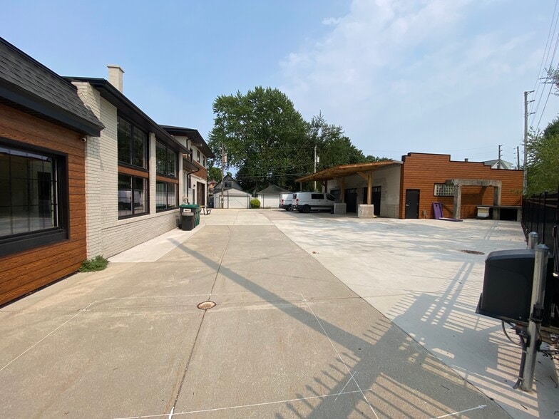 3178 N Fratney St, Milwaukee, WI for lease - Building Photo - Image 3 of 14