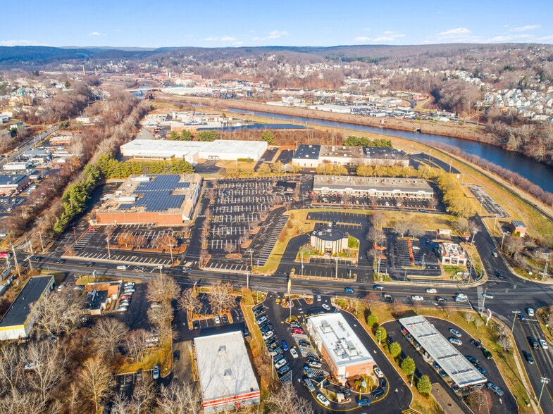 100 Division St, Ansonia, CT à vendre - Photo du bâtiment - Image 3 de 3