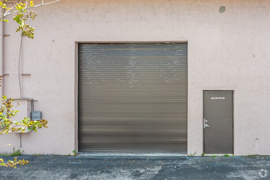 6500 NW 16th St, Plantation, FL à louer - Photo du bâtiment - Image 3 de 7
