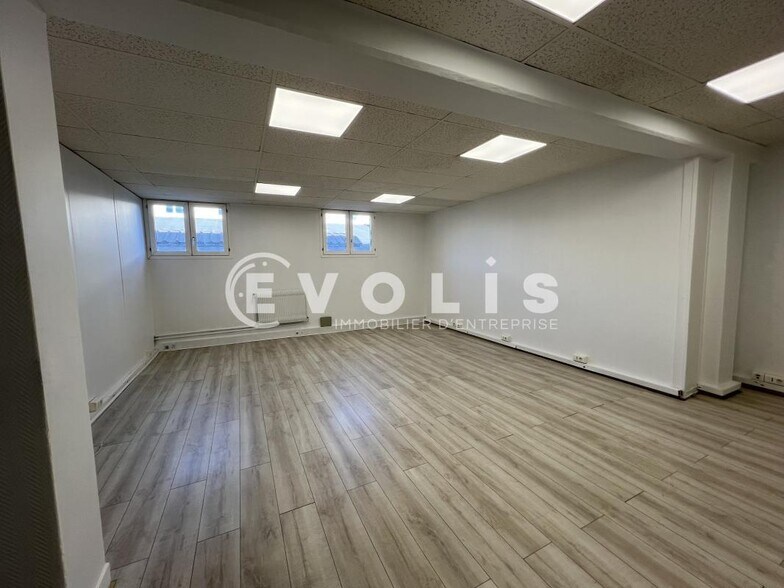 Flex in Neuilly-sur-Marne for lease - Building Photo - Image 3 of 7