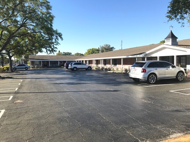 1212 66th St N, Saint Petersburg, FL à louer - Photo principale - Image 2 de 5