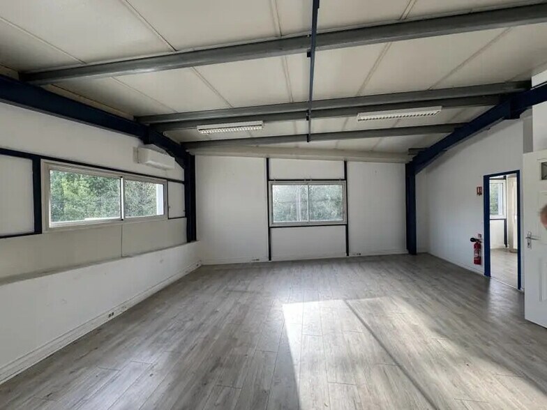 Retail in Lormont for lease - Interior Photo - Image 2 of 7