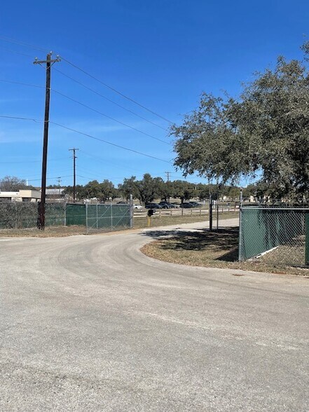 1451 US-290, Dripping Springs, TX à louer - Photo du bâtiment - Image 2 de 6