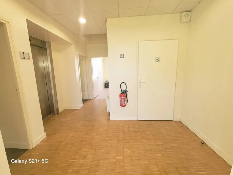 Office in Nogent-sur-Oise for lease - Interior Photo - Image 3 of 6