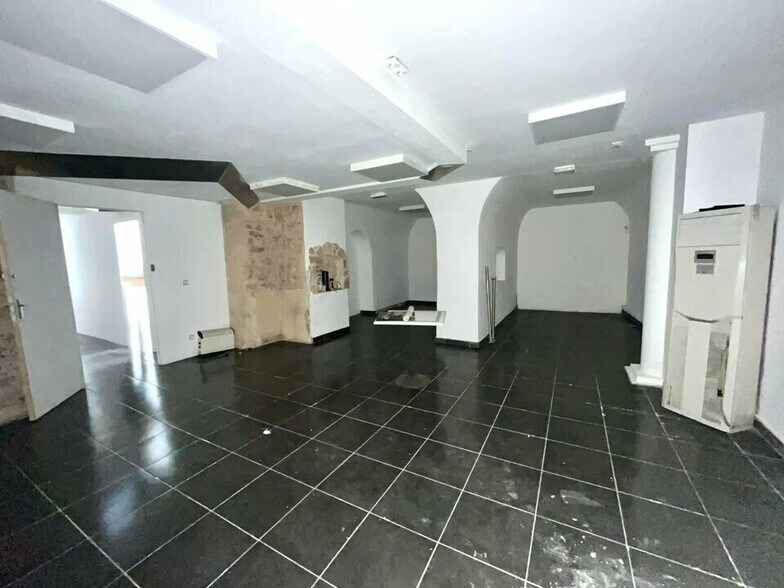 Retail in Les Arcs for lease - Interior Photo - Image 3 of 7
