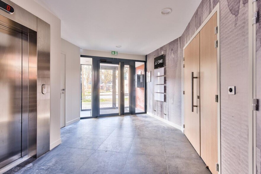 1 Rue James Joule, Guyancourt for sale - Lobby - Image 3 of 10