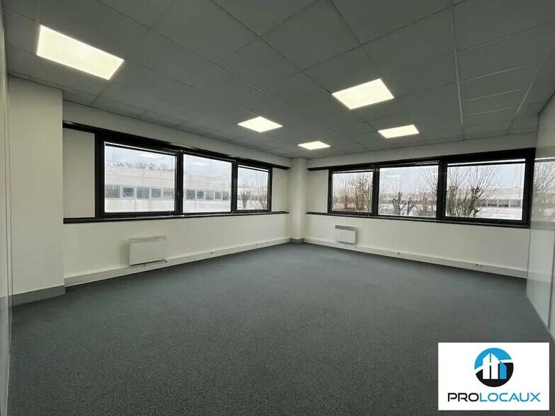 Office in Roissy-en-France for sale - Building Photo - Image 1 of 12