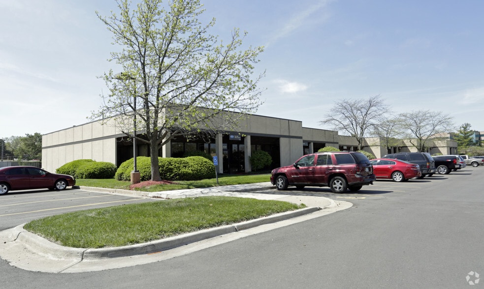 8381-8405 Melrose Dr, Lenexa, KS for lease - Primary Photo - Image 1 of 7