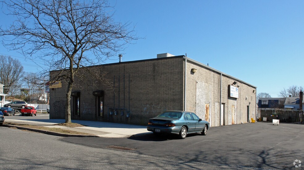 1784 5th Ave, Bay Shore, NY à louer - Photo du bâtiment - Image 3 de 3