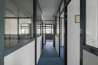 11 Rue Des Aulnes, Champagne-au-Mont-d'Or for lease Interior Photo- Image 2 of 8