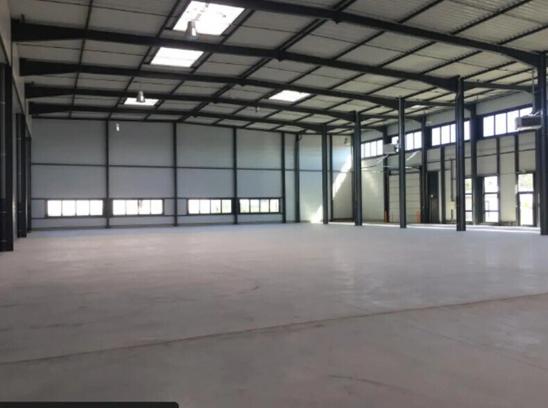 Flex in Dagneux for lease - Interior Photo - Image 3 of 6