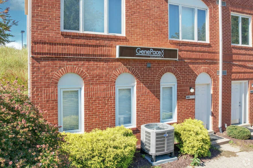 297-299 Herndon Pky, Herndon, VA for lease - Building Photo - Image 2 of 10